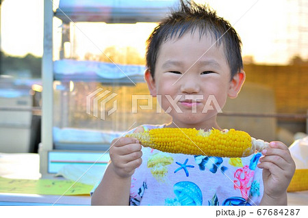 トウモロコシを食べる男の子 トウモロコシを食べる男の子 67684287