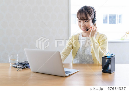 テレワークをする若い女性 【Web会議】 テレワークをする若い女性 【Web会議】 67684327