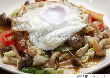 目玉焼きをのせた野菜炒め 67685642