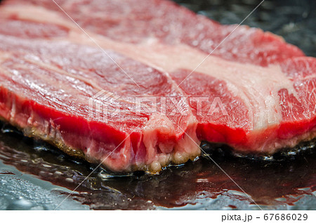 鉄板でアンガス牛のステーキを焼く 67686029