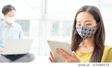 マスクをつけて仕事中の男女 67686078