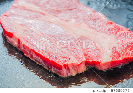 アンガス牛のステーキを鉄板で焼く 67686272