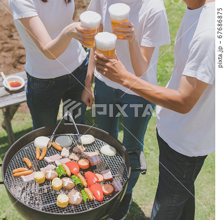 バーベキューをする若者 67686875