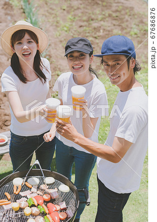 バーベキューをする若者 67686876