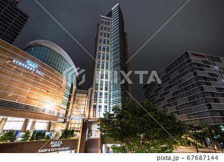 日本の川崎都市景観　川崎駅前を望む（夜景） 67687144