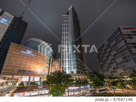 日本の川崎都市景観　川崎駅前を望む（夜景） 67687146