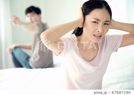 夫婦喧嘩中で旦那の声を聞き入れず手で耳を塞いでしまう女性 夫婦喧嘩中で旦那の声を聞き入れず手で耳を塞いでしまう女性 67687290