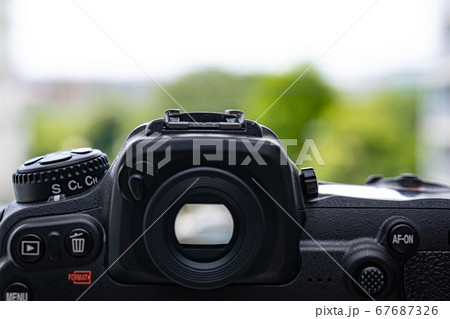 一眼レフカメラのファインダーを覗くイメージの写真素材