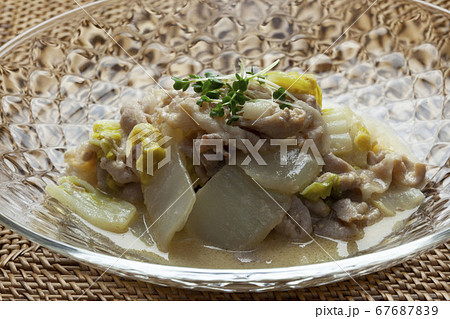 白菜と豚肉の味噌マヨネーズ炒めの写真素材