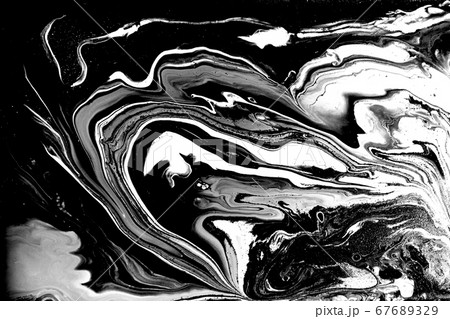 Black and white abstract background. Liquid marble pattern. Monochrome texture. 67689329