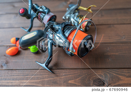 釣り用具リールと浮き 67690946
