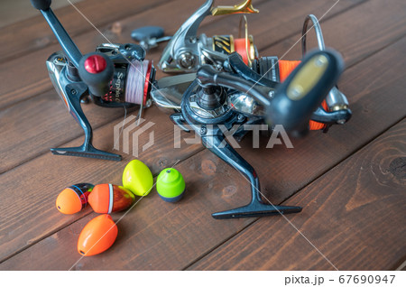 釣り用具リールと浮き 67690947