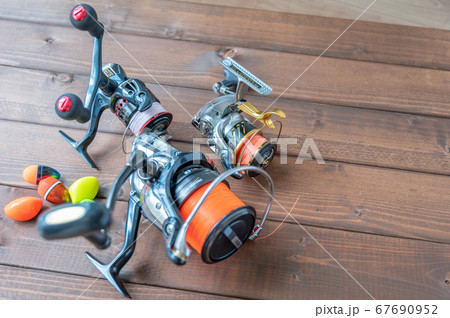 釣り用具リールと浮き 釣り用具リールと浮き 67690952