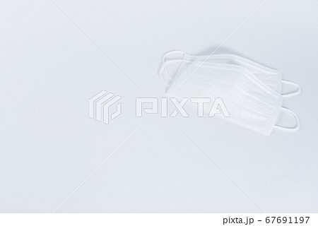 白背景とマスク 67691197