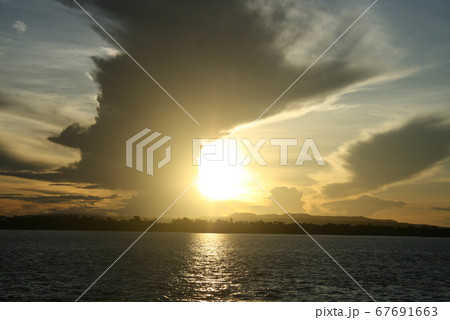 アマゾンの落日と入道雲 　ブラジル 67691663