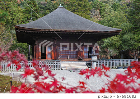 福島県/ 国宝 白水阿弥陀堂の紅葉 67691682