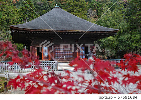 福島県/ 国宝 白水阿弥陀堂の紅葉 福島県/ 国宝 白水阿弥陀堂の紅葉 67691684