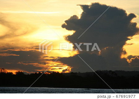 アマゾンの落日と入道雲　ブラジル 67691977