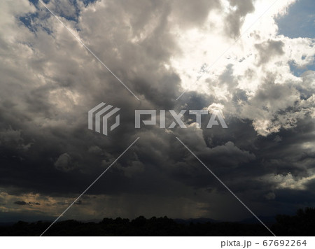 にわか雨を降らせる雄大積雲 にわか雨を降らせる雄大積雲 67692264