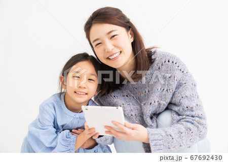 親子とタブレット 親子とタブレット 67692430