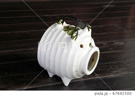 夏の風物詩 縁側の蚊遣豚で蚊取線香を焚く 67692500