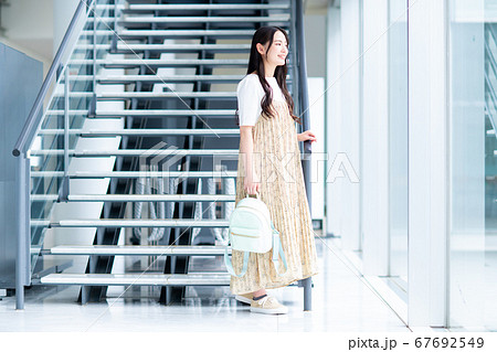 キャンパスにいる大学生の女の子 67692549