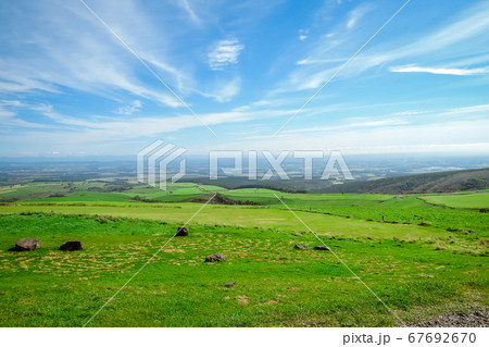 北海道上士幌町、ナイタイ高原牧場の広大な風景です 67692670