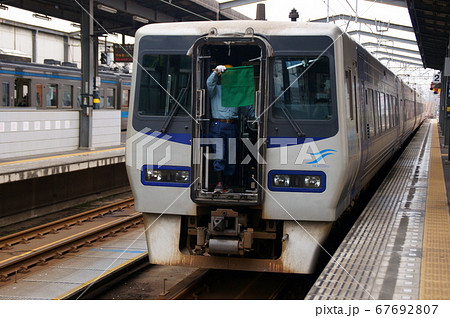 宇多津で特急「いしづち」と併結作業を行う特急「しおかぜ」 宇多津で特急「いしづち」と併結作業を行う特急「しおかぜ」 67692807