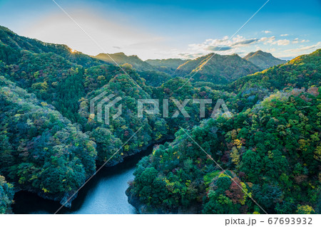 茨城県 竜神大吊橋からのぞき込む 竜神峡 紅葉の写真素材