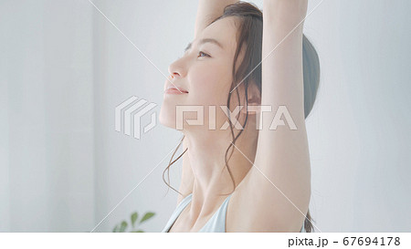 女性　朝　夏　伸びる　ストレッチ 67694178