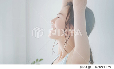 女性　朝　夏　伸びる　ストレッチ 67694179