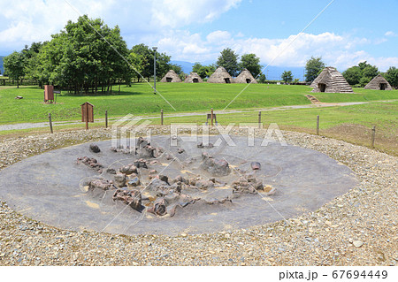 平出遺跡公園　縄文土器大量出土状況レプリカ展示 67694449
