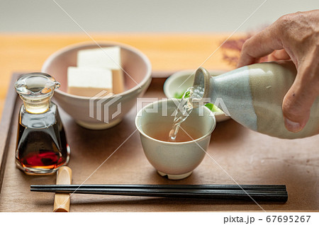 徳利で注ぐ日本酒 徳利で注ぐ日本酒 67695267