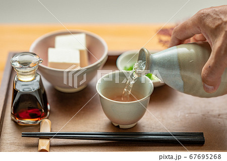 徳利で注ぐ日本酒 徳利で注ぐ日本酒 67695268