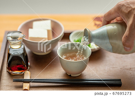 徳利で注ぐ日本酒 徳利で注ぐ日本酒 67695273