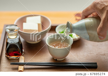 徳利で注ぐ日本酒 67695274