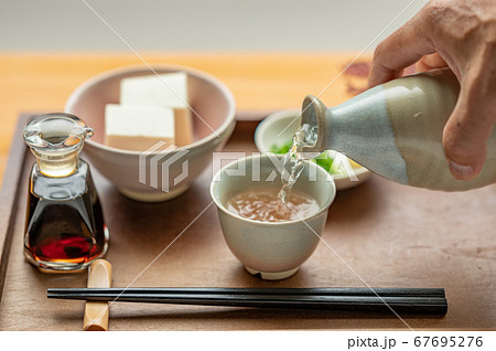 徳利で注ぐ日本酒 67695276