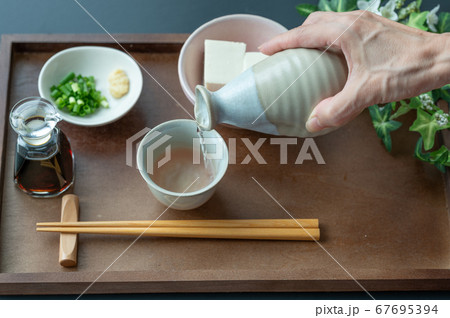 お猪口に日本酒を注ぐ 67695394