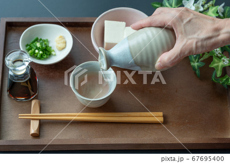 お猪口に日本酒を注ぐ 67695400