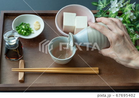 お猪口に日本酒を注ぐ 67695402