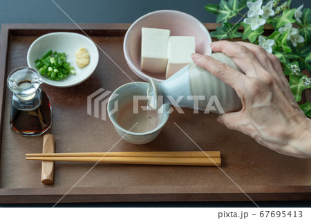 お猪口に日本酒を注ぐ 67695413
