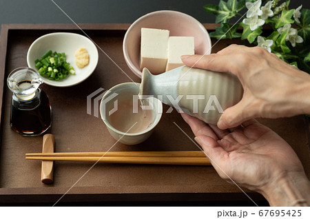 お猪口に日本酒を注ぐ 67695425