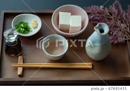 冷奴で日本酒黒バック 67695435