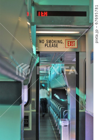 シカゴを走る電車の座席の並び 67695781