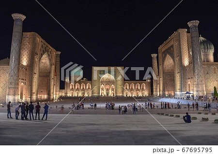 ウズベキスタンのサマルカンドに位置するレギスタン広場 ウズベキスタンのサマルカンドに位置するレギスタン広場 67695795