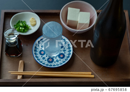 日本酒冷やコップから溢れる 67695858