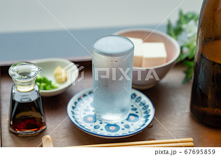 日本酒冷やコップから溢れる 日本酒冷やコップから溢れる 67695859