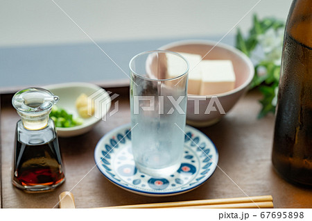 コップに注ぐ日本酒冷や 67695898