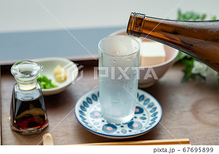 コップに注ぐ日本酒冷や コップに注ぐ日本酒冷や 67695899