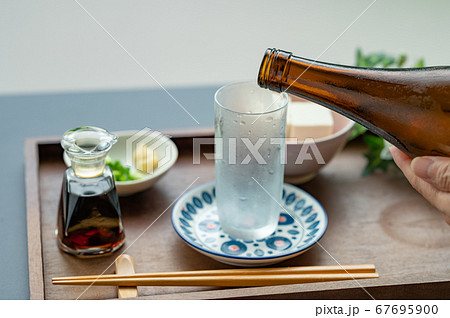 コップに注ぐ日本酒冷や 67695900